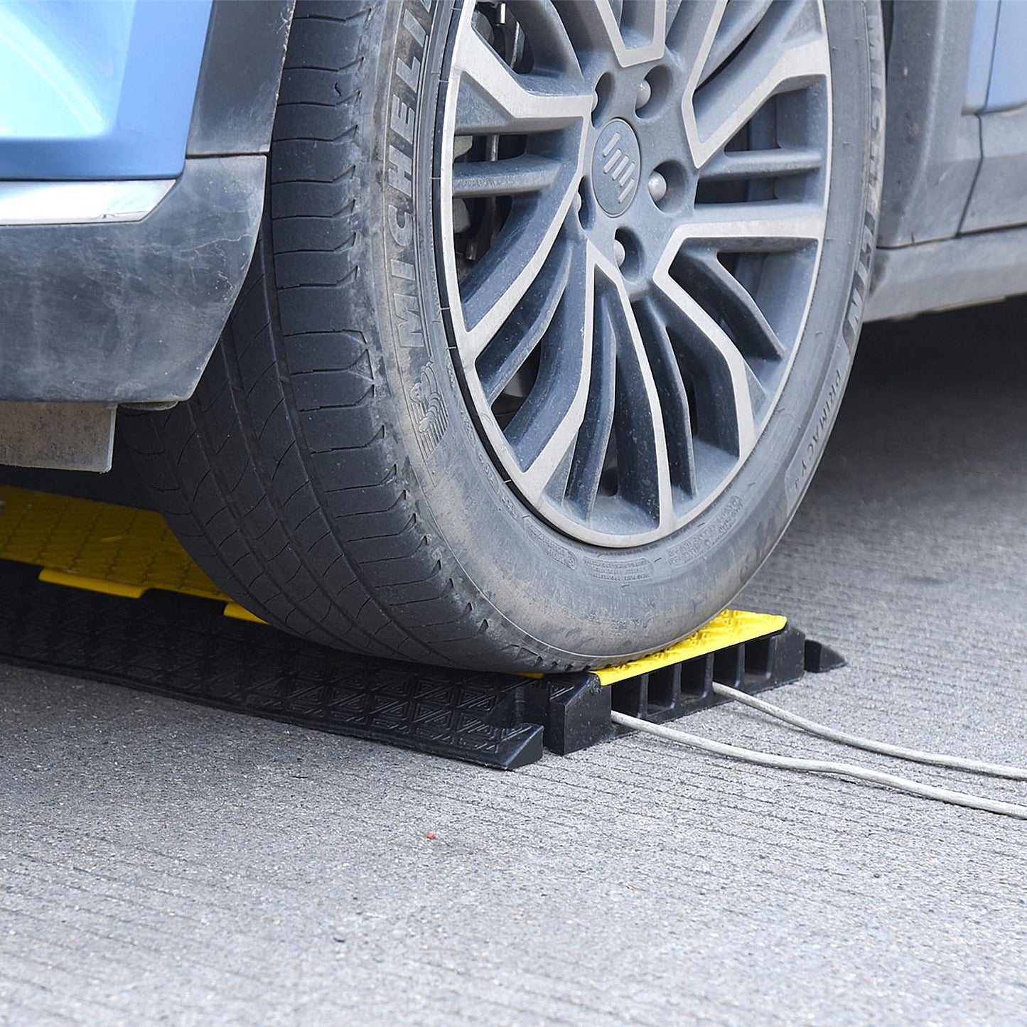 Rubber Cable Protector Ramp, Heavy Floor Cable Wire Cord Cover Speed Bumps 22000Lbs Load Capacity, Driveway Hose Cable Ramp Protective Cover for Indoor and Outdoor (5-Channel x 2Pcs)